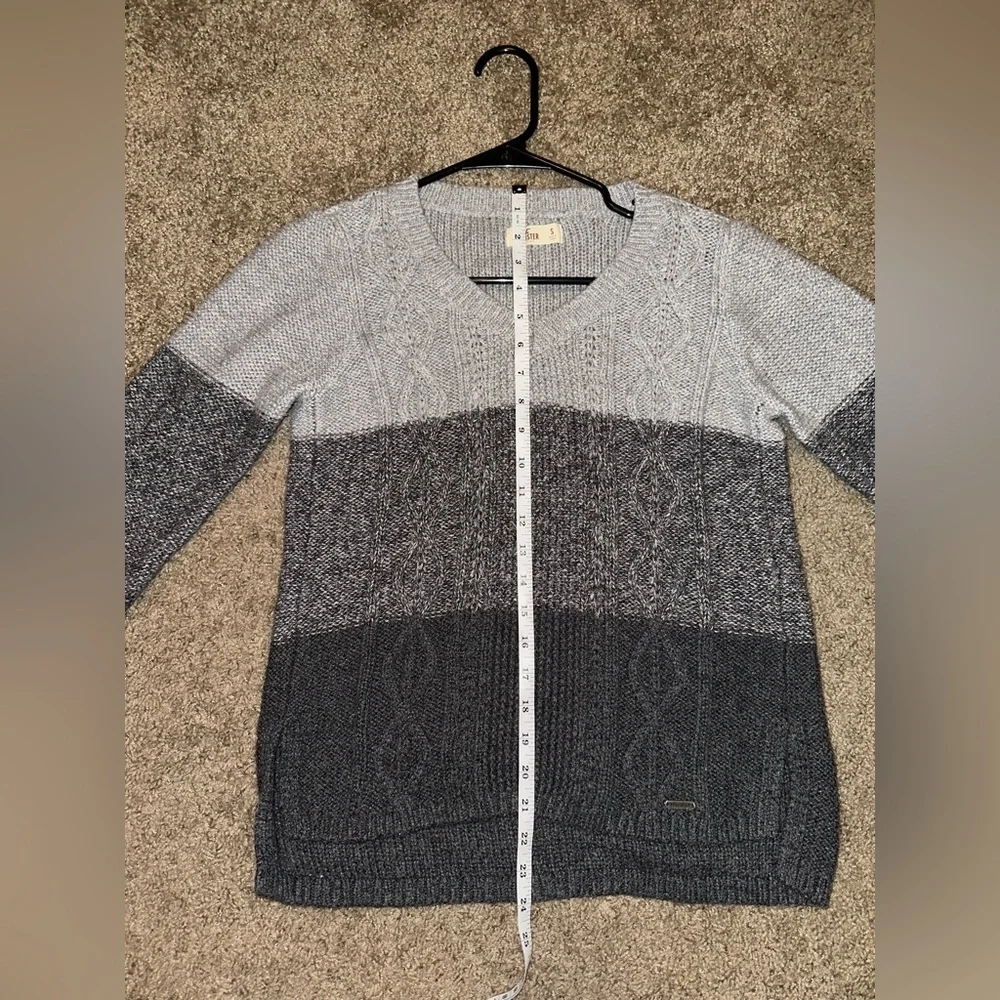 Hollister‎ V-Neck Sweater in Gray Tones